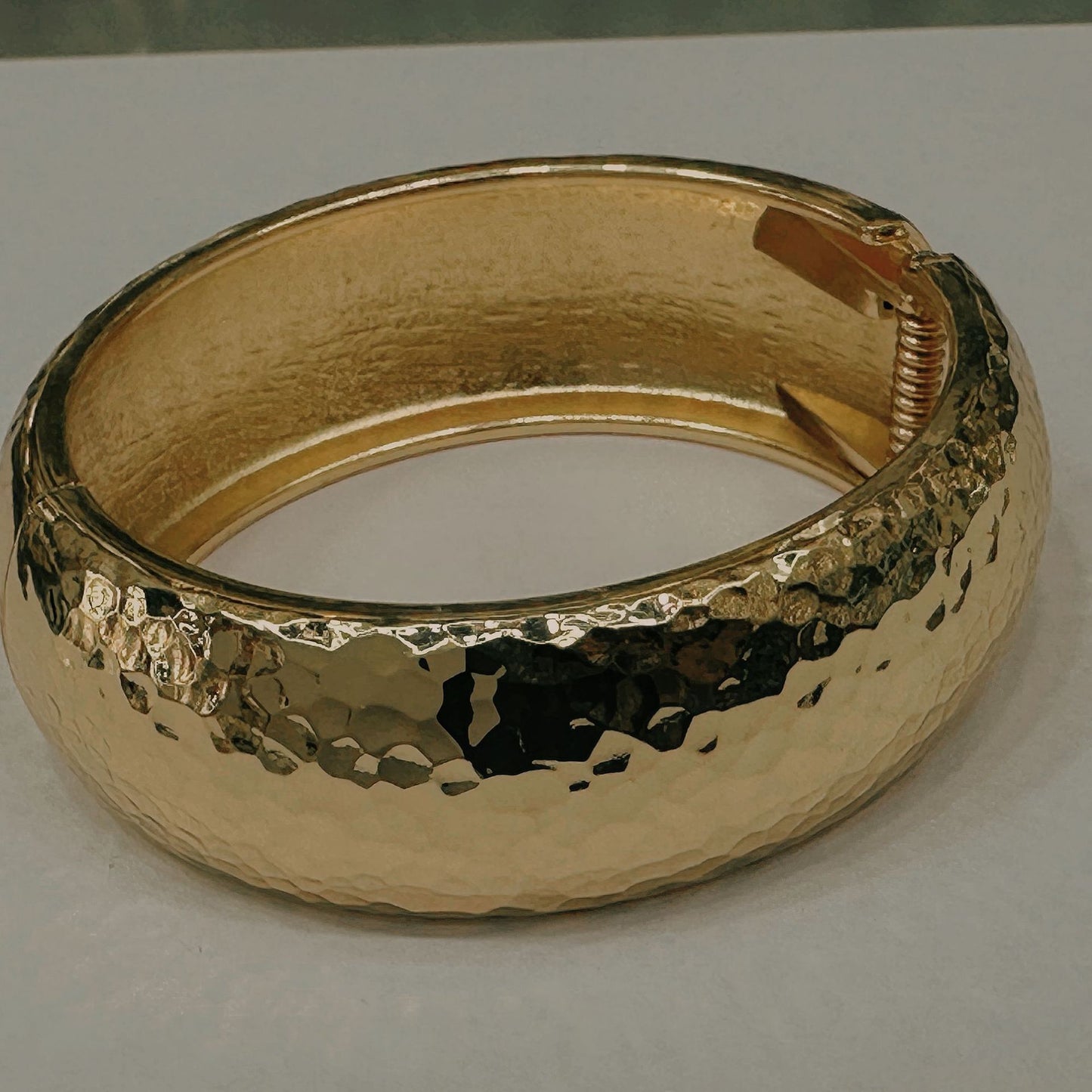 Bracciale a molla da donna in metallo placcato lucido con motivo geometrico a goccia, alla moda