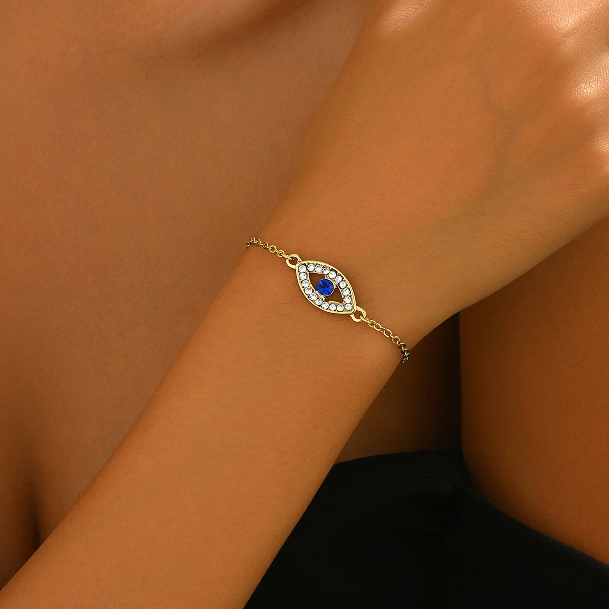 Fashionable Geometric Evil Eye Bracelet for Women with Blue Rhinestone Inlay in Zinc Alloy for Elegant Everyday Wear