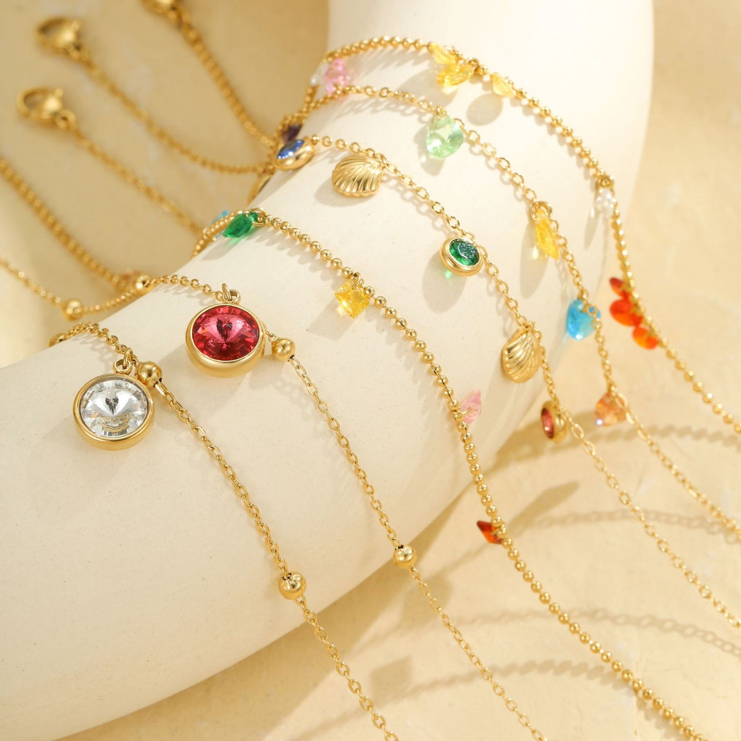 Tobillera multicapa dulce y atrevida con diamantes de imitación coloridos y detalles de perlas sobre cadena fina de acero inoxidable con diseño geométrico