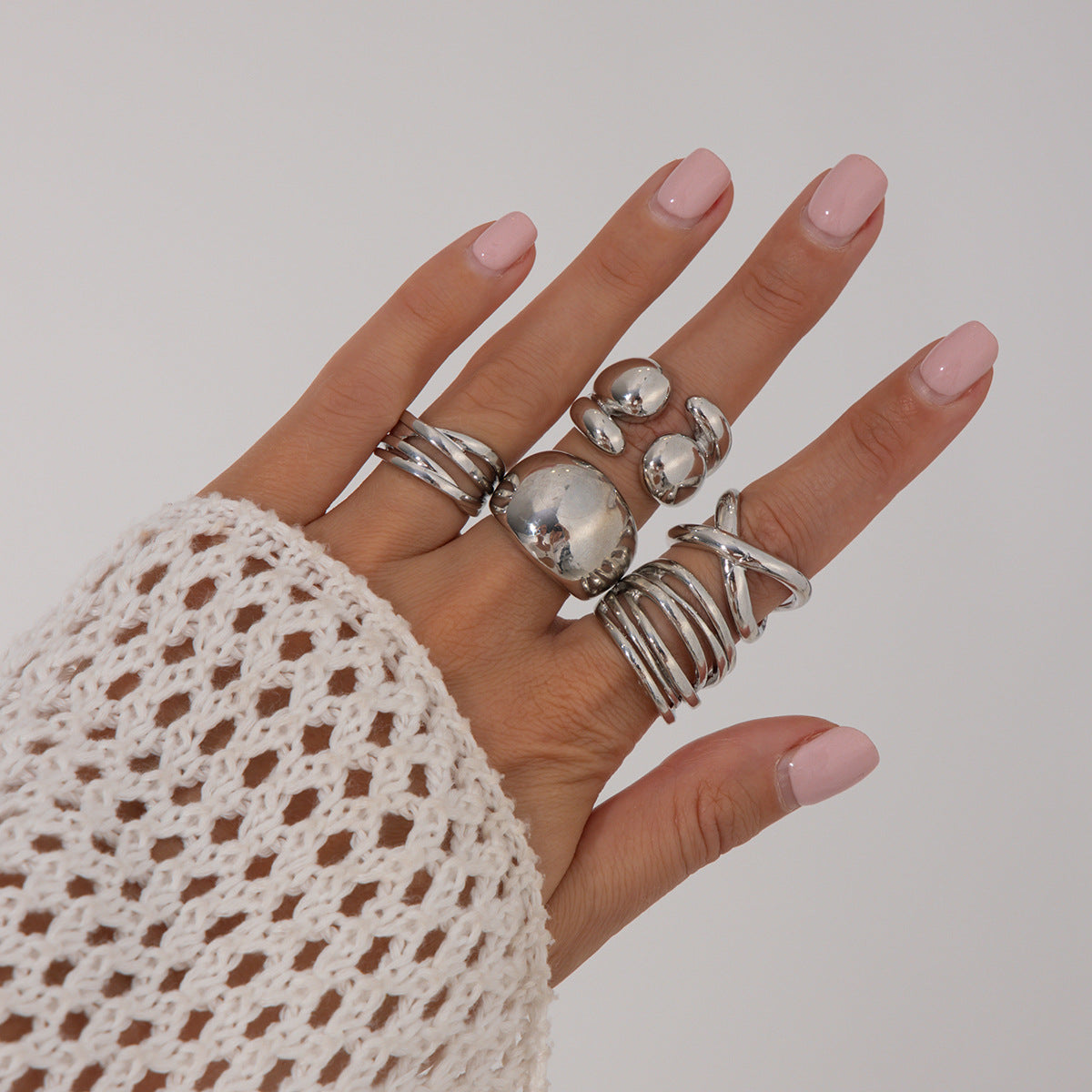 Juego de anillos geométricos minimalistas de aleación para mujer con acabado chapado, textura de arrugas líquidas y diseño apilable.