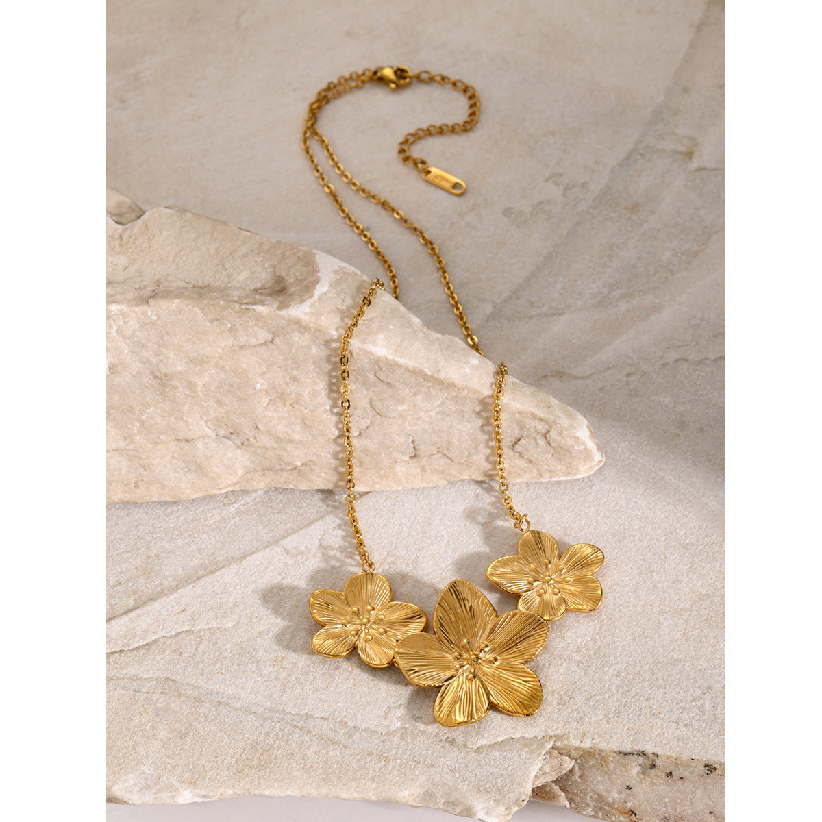 Collana con ciondolo a tre fiori in acciaio inossidabile placcato oro 18 carati, stile francese elegante, con catena a maglie ovali