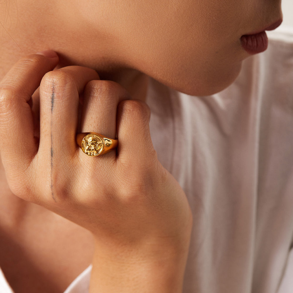 Anello INS Style da donna in acciaio inossidabile placcato oro 18 carati, forma rotonda e dettaglio simbolo infinito