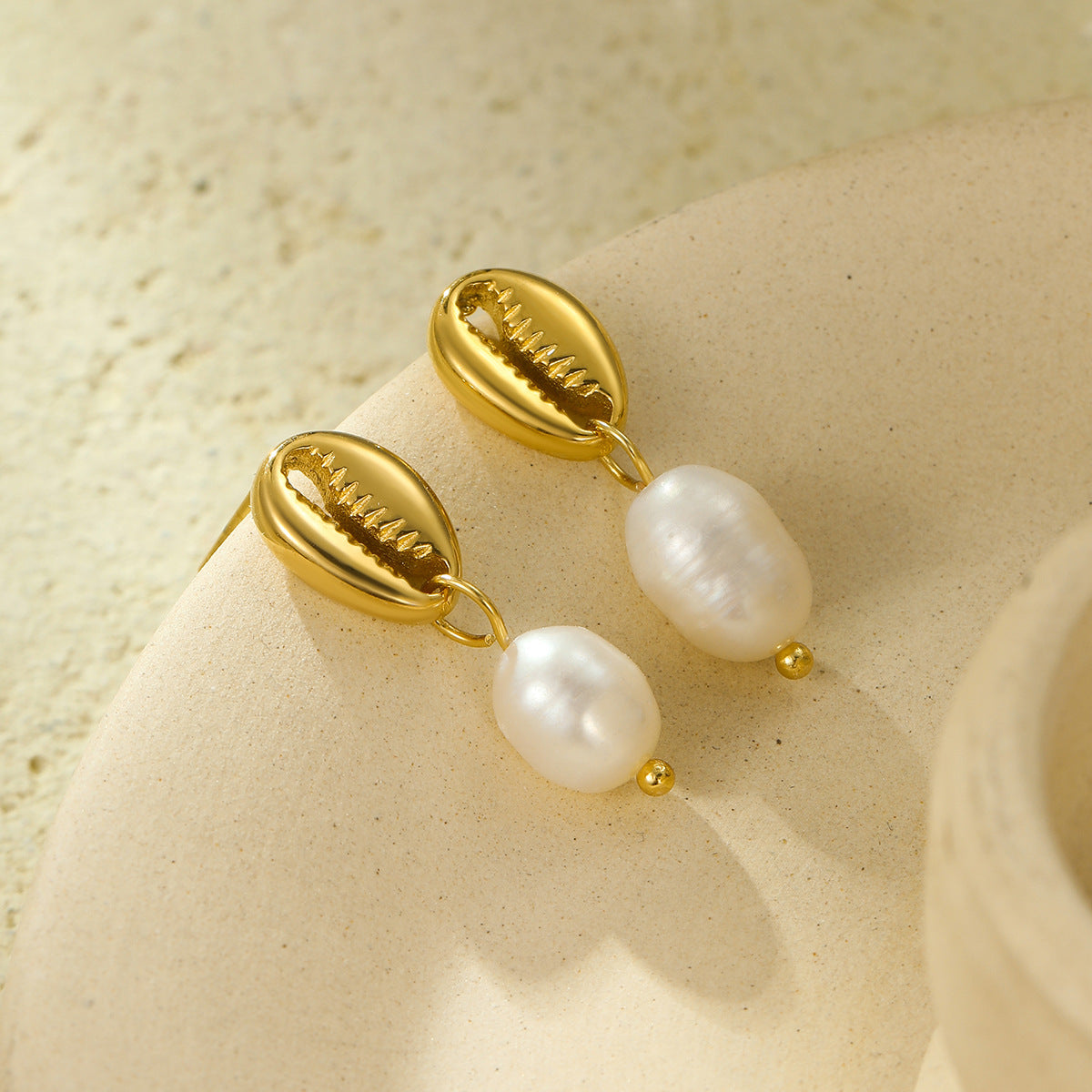 Pendientes colgantes estilo vintage con forma de pinza de cangrejo con incrustaciones de perlas de agua dulce y acero inoxidable chapado en oro de 18 quilates