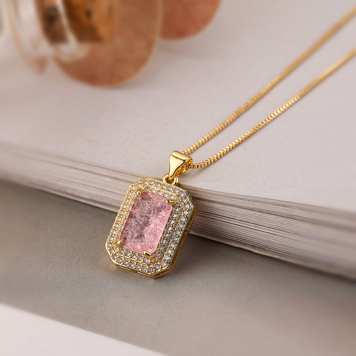 Collana con Pendente Quadrato Geometrico Minimalista da Donna in Ottone Placcato Oro 18K con Dettagli in Zirconi