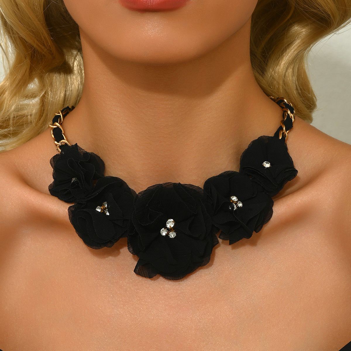 Minimalist Floral Pendant Necklace for Women with Rhinestone Inlay on Zinc Alloy Snake Chain Fashion Clavicle Jewelry