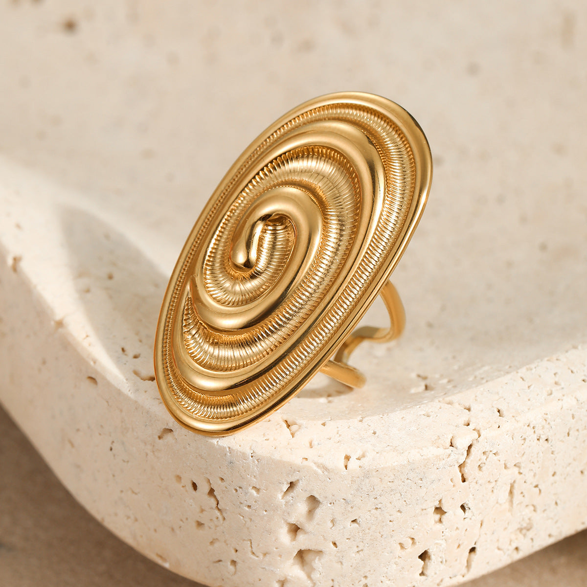Anillo Vintage Ovalado de Acero Inoxidable con Forma de Concha Marina y Baño de Oro de 18K para Mujer