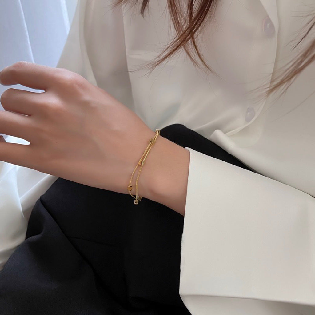 Bracciale minimalist in acciaio al titanio, a catena di serpente a doppio strato, con motivi quadrati e a foglia, placcato per una finitura resistente allo sbiadimento, in stile francese.