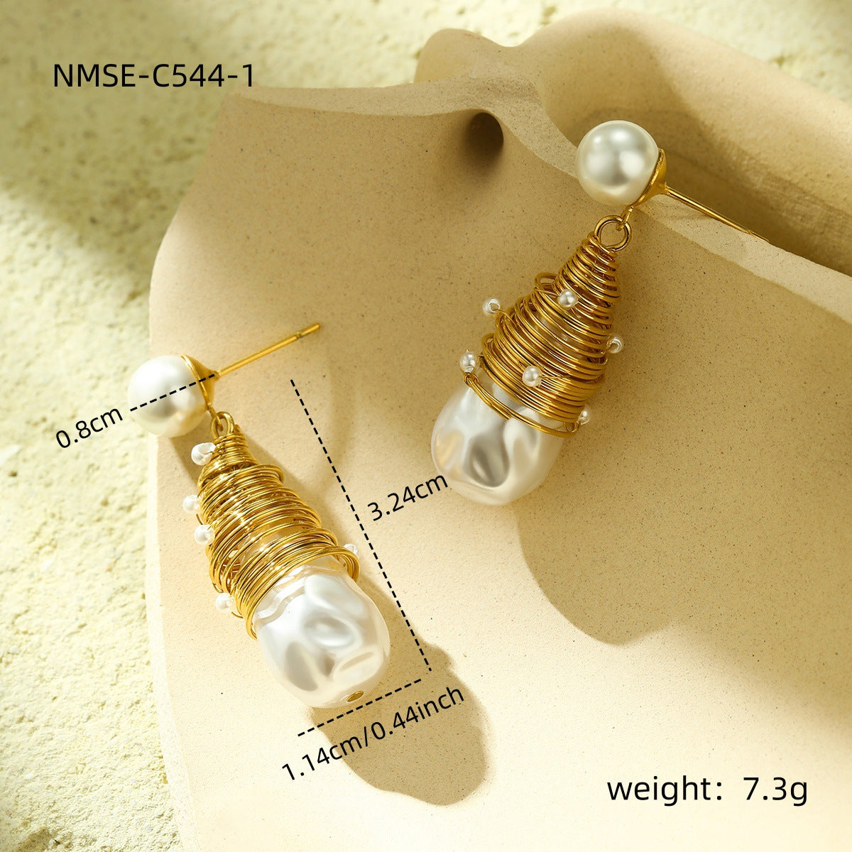 Elegante collar con colgante de acero de titanio con forma de gota de agua para mujer con incrustaciones de perlas naturales y alambre chapado en oro