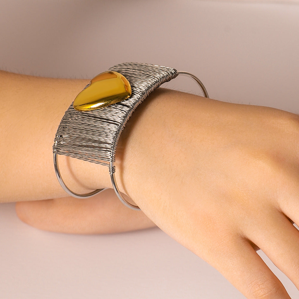 Bracciale minimalista in acciaio inossidabile con placcatura in oro 18 carati, accento a forma di cuore, gioiello da donna audace e unico