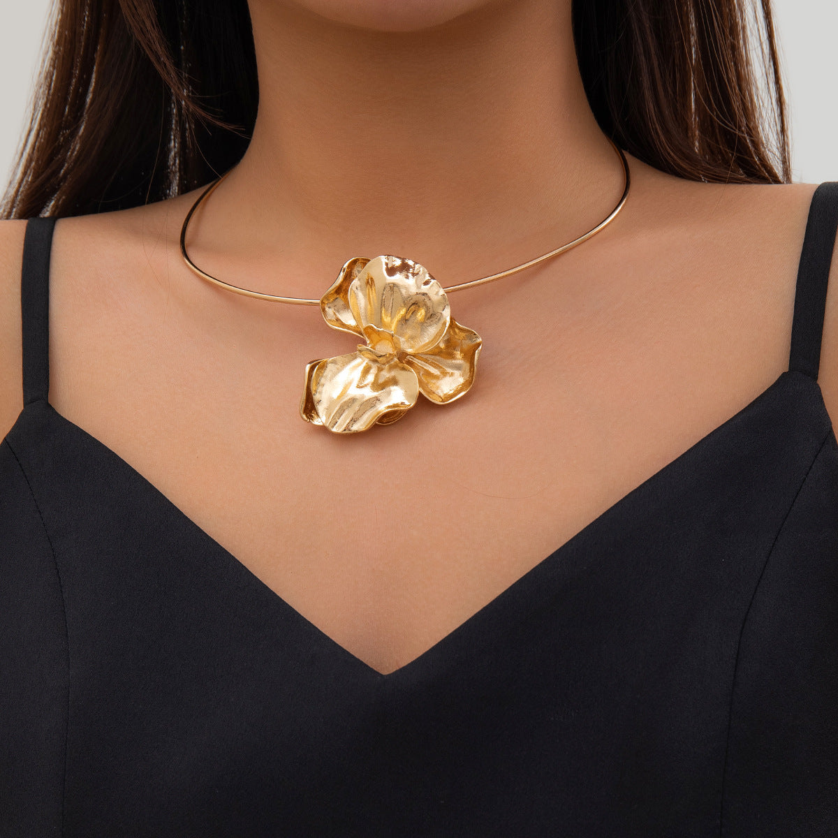 Collana girocollo da donna con fiore plissettato 3D in metallo audace con design floreale geometrico
