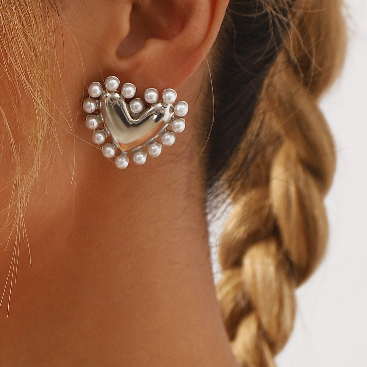 Pendientes de aleación con forma de corazón minimalista y perlas de imitación, acabado galvanizado para mujer