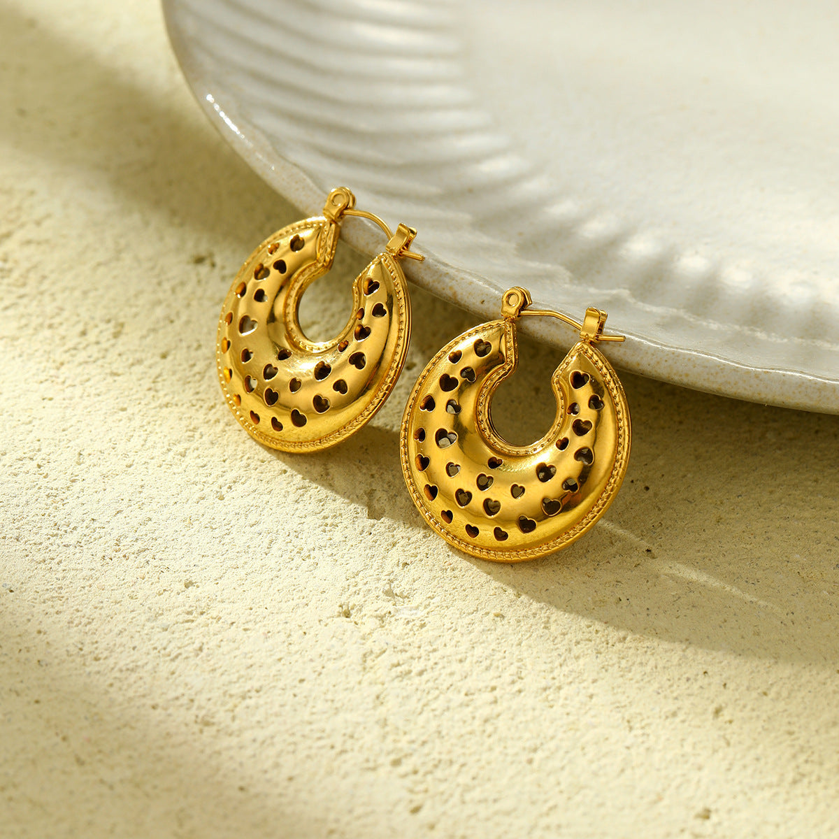 Pendientes de acero de titanio con forma de corazón hueco de estilo vintage para mujer con acabado chapado y diseño en forma de C