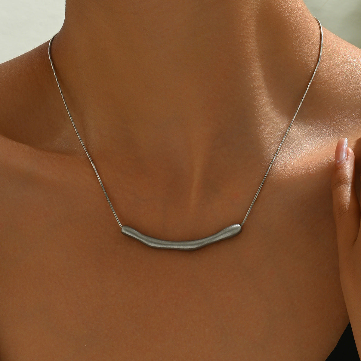 Collar largo geométrico minimalista para mujer con líneas metálicas chapadas en cobre y delicado diseño a la altura de la clavícula
