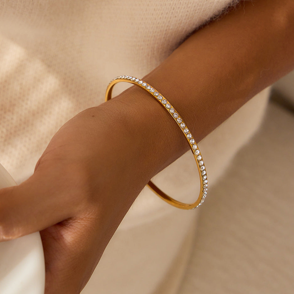 Elegante pulsera geométrica de acero inoxidable para mujer con incrustaciones de pedrería y acabado chapado