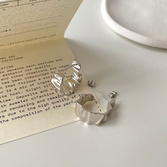 Orecchini Minimalisti di Lusso in Argento Sterling 925 con Intarsio a Foglia e Diamanti e Texture a Onda