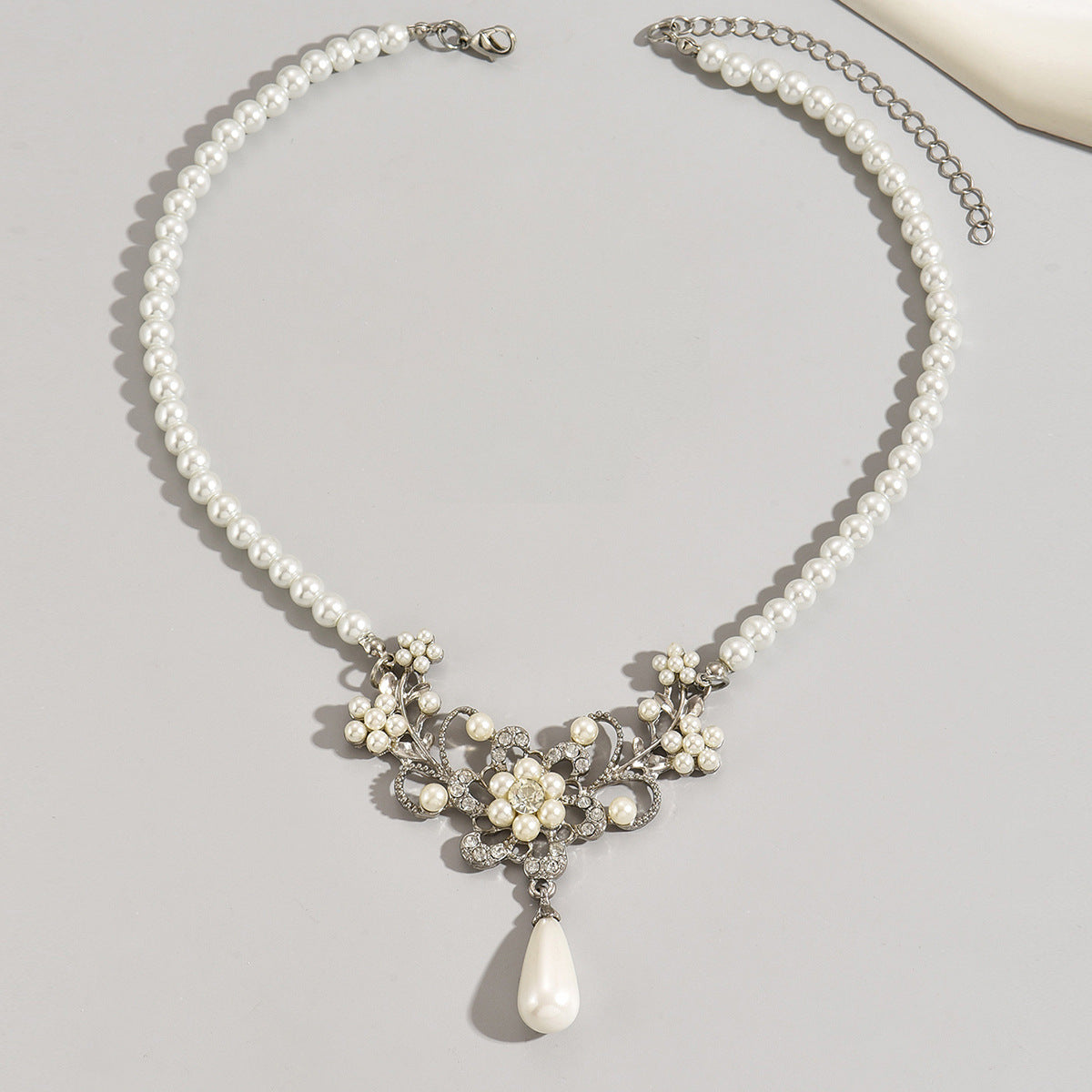 Set vintage di collana e orecchini di perle con design a fiore di prugna, catena in lega e intarsio di strass per donna