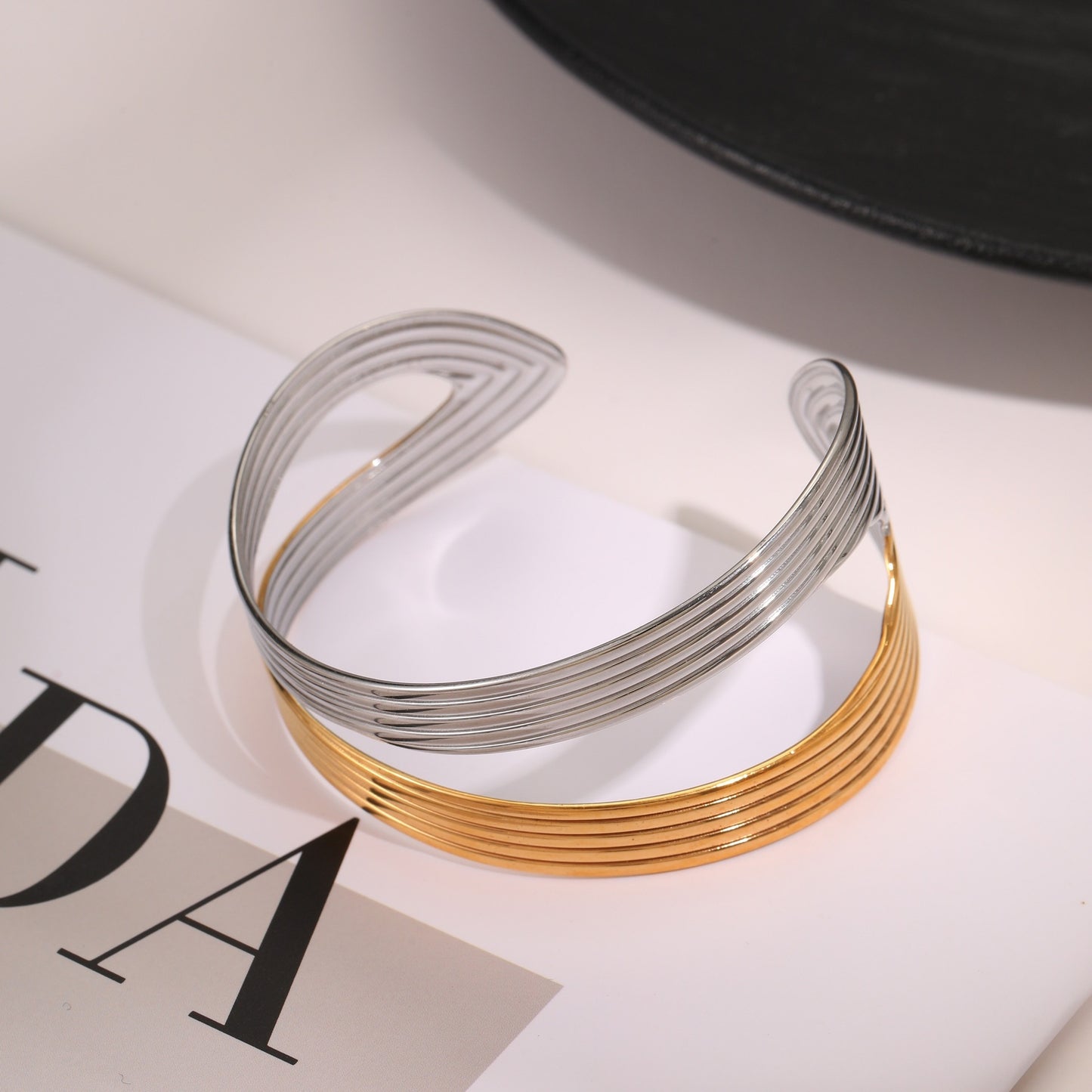 Bracciale a Polsino Geometrico alla Moda in Acciaio Inossidabile da Donna con Design Traforato e Finitura Placcata