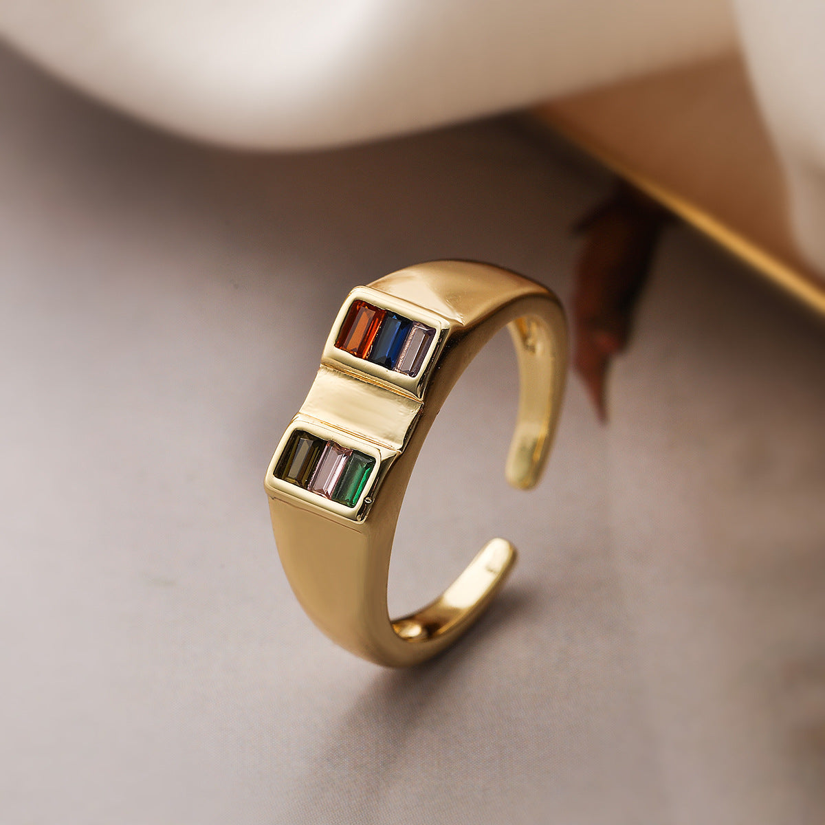 Anello Aperto Geometrico Minimalista da Donna in Ottone con Placcatura in Oro 18K e Intarsio di Zirconi