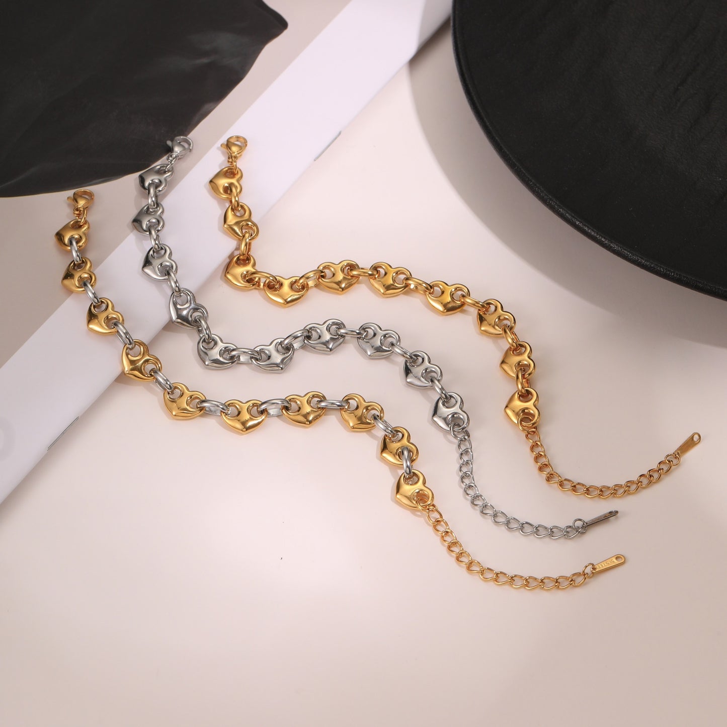 Bracciale da donna alla moda minimalista a forma di cuore in acciaio inossidabile con finitura placcata