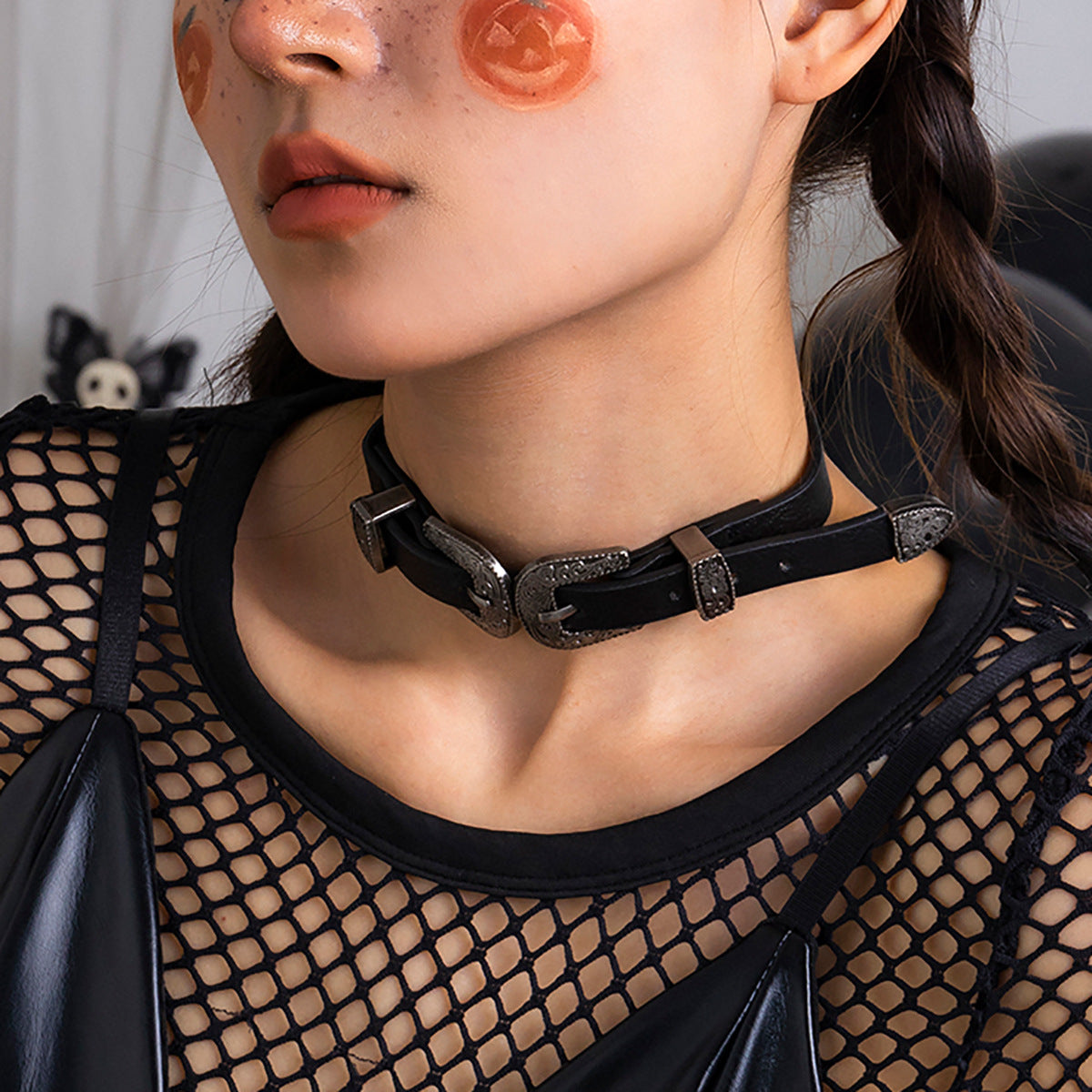 Gothic Style Floral Pattern PU Choker Necklace for Women with Alloy Accent and Geometric Line Design
