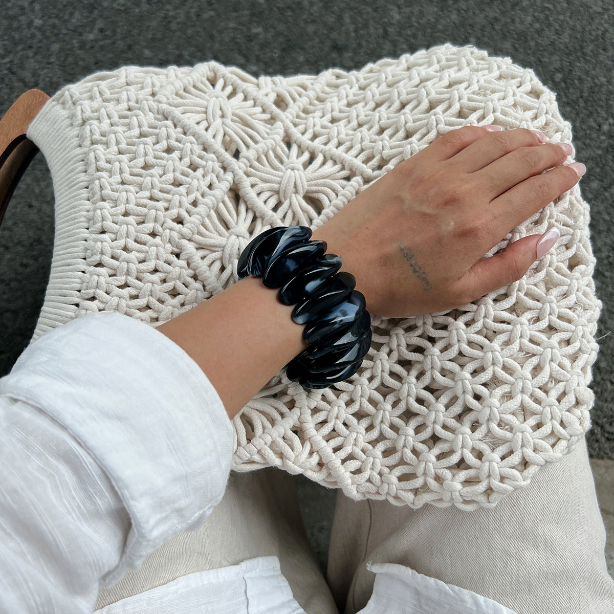 Pulsera de acrílico geométrica audaz con efecto jaspeado y banda flexible para mujer