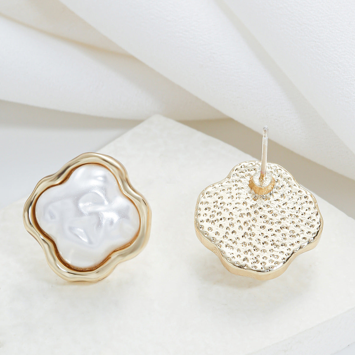 Pendientes de tuerca minimalistas de perlas irregulares para mujer en cobre con postes de acero inoxidable, diseño geométrico, joyería elegante de inspiración vintage