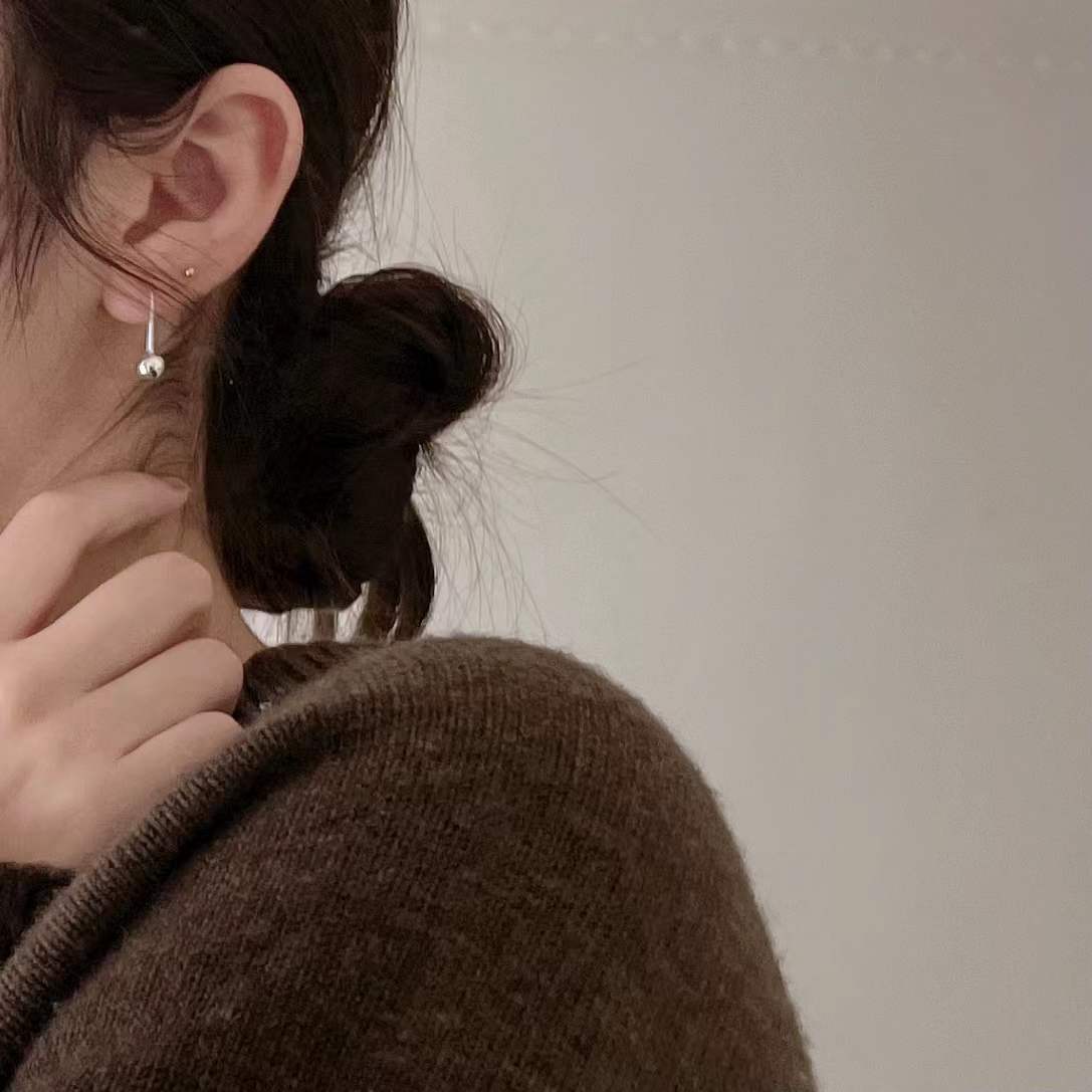 Pendientes de botón minimalistas con forma de estrella de plata de ley 925 con acabado artesanal y patrón de puntos geométricos
