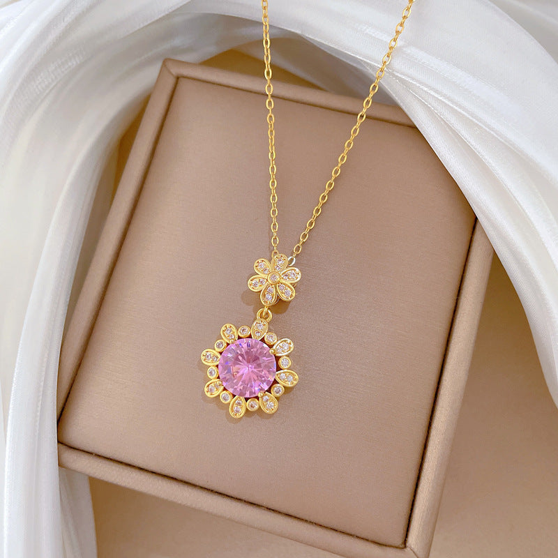 Collar con colgante de flor rosa y diamantes de imitación para mujer en acero de titanio con delicada cadena de medallón y estilo fresco y dulce