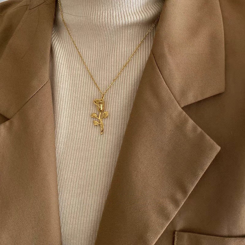 Collana pendente minimalista con rosa floreale da donna in acciaio al titanio placcato oro su catena a croce