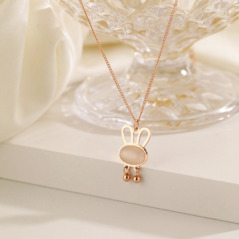 Collana con Ciondolo Coniglio Originale in Acciaio al Titanio con Intarsio in Pietra Occhio di Gatto su Catena a O per Uomo e Donna