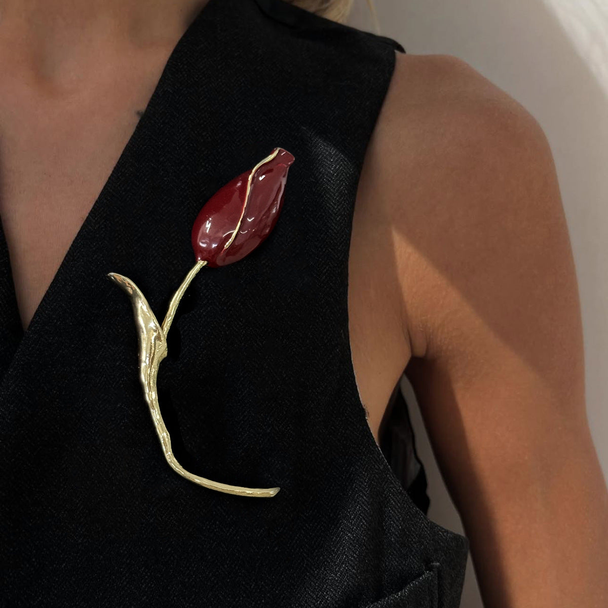 Fashionable Tulip Bud Brooch for Women in Zinc Alloy with Plated Finish, Elegant Floral Design for Office and Casual Wear