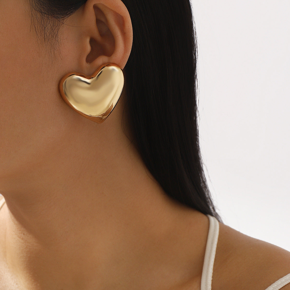 Orecchini a perno da donna a forma di cuore minimalisti in lega con finitura galvanizzata
