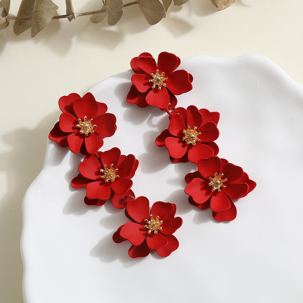 Pendientes Bohemios Florales para Mujer con Pétalos de Metal Pintados y Diseño de Camelia