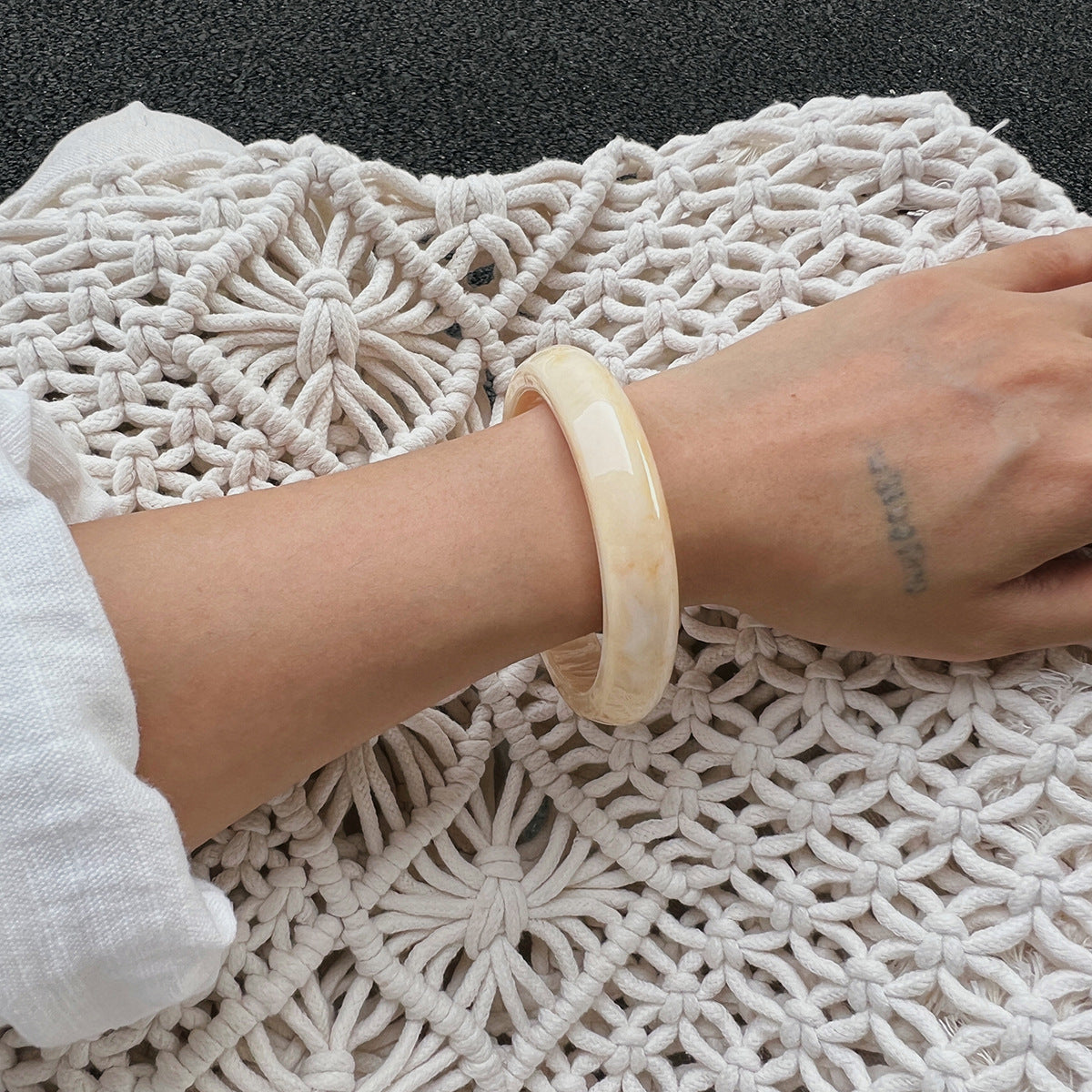 Bracciale Audace Geometrico in Acrilico da Donna con Design Ombré Irregolare e Stile Artistico Unico