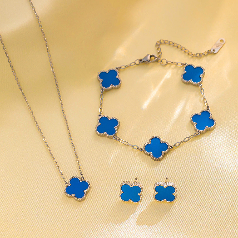 Set di collana, bracciale e orecchini a lobo da donna in acciaio al titanio minimalista con quadrifoglio fortunato