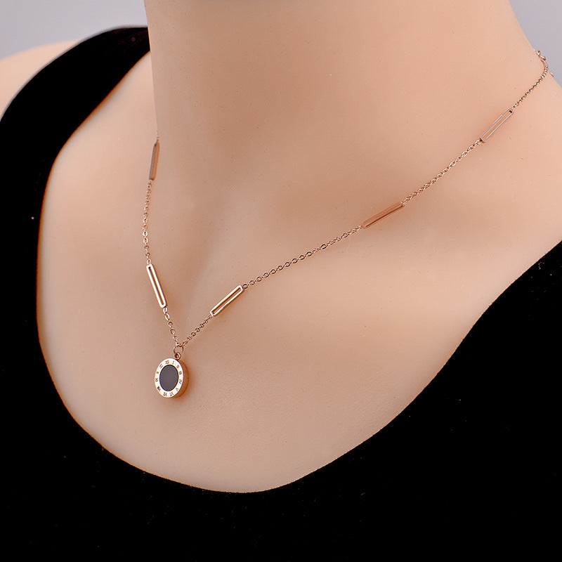 Collana Minimalista in Acciaio al Titanio con Numeri Romani, Reversibile e Placcata Galvanicamente, per Uomo e Donna