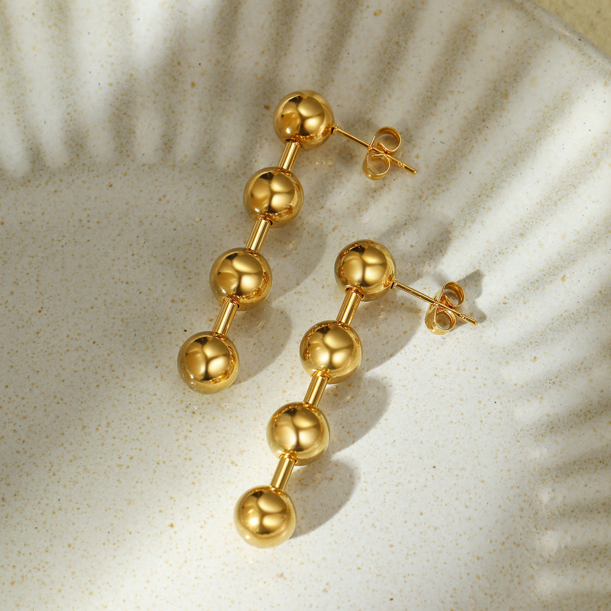 Pendientes redondos minimalistas de acero inoxidable para mujer con acabado chapado y diseño geométrico de puntos y líneas