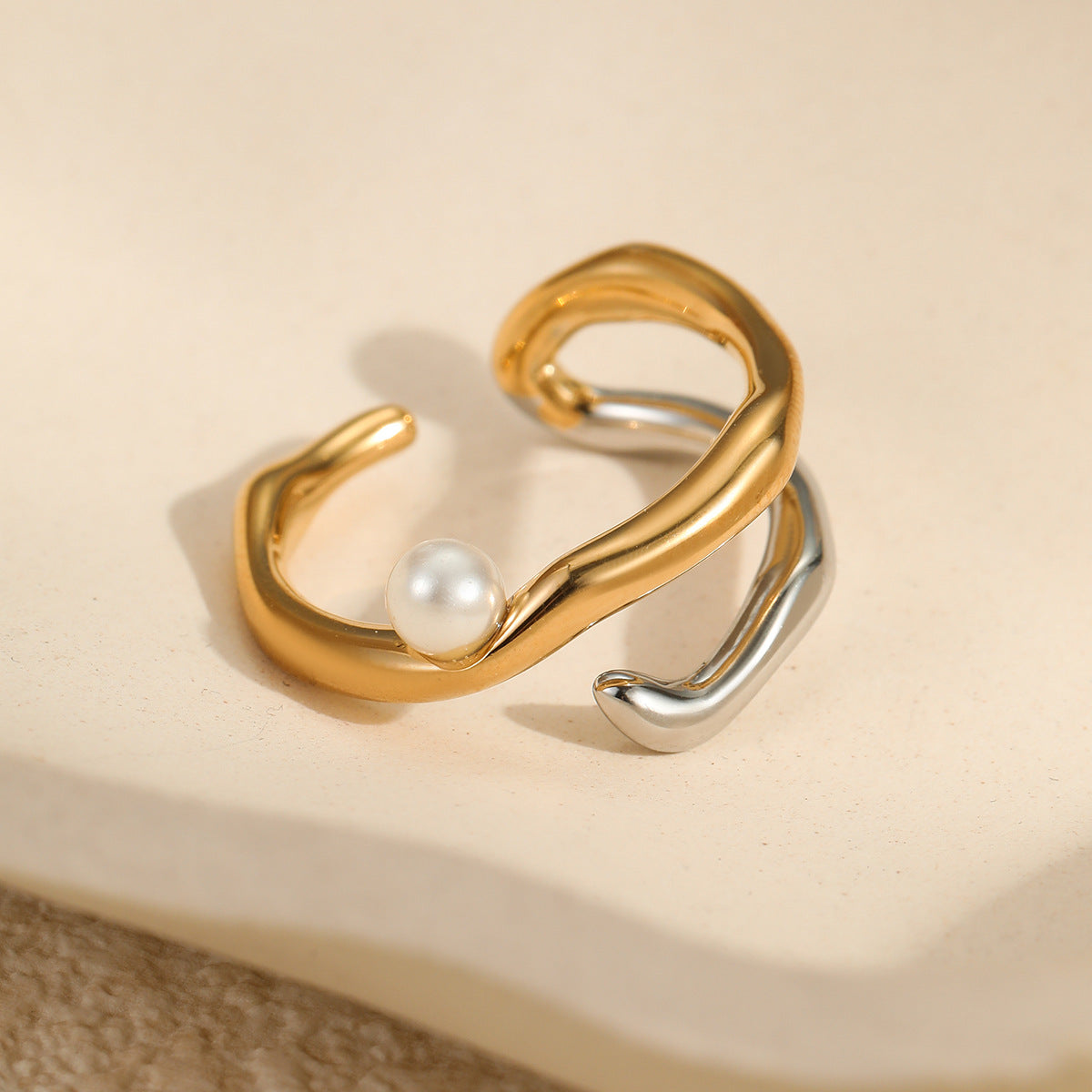 Anillo Minimalista Geométrico Irregular de Acero Inoxidable con Acabado Chapado y Acentos de Perlas Simuladas para Mujer