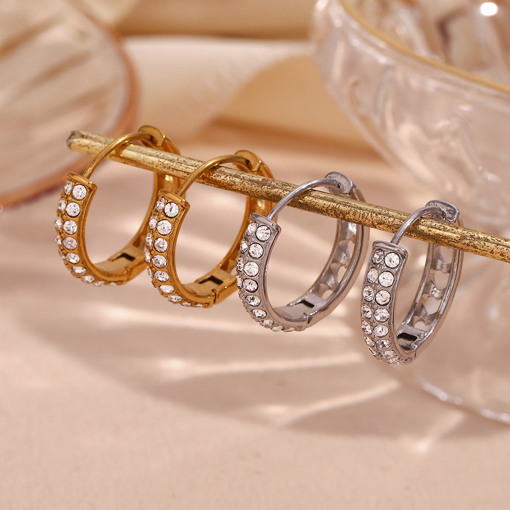 Orecchini a clip geometrici alla moda in acciaio inossidabile con placcatura in oro 18 carati, micro-pavé a doppia fila e design a cuore traforato per donna