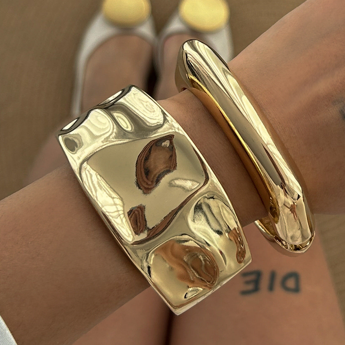 Bracciale largo in lega esagerato con texture martellata liquida, design geometrico irregolare, finitura galvanica da donna