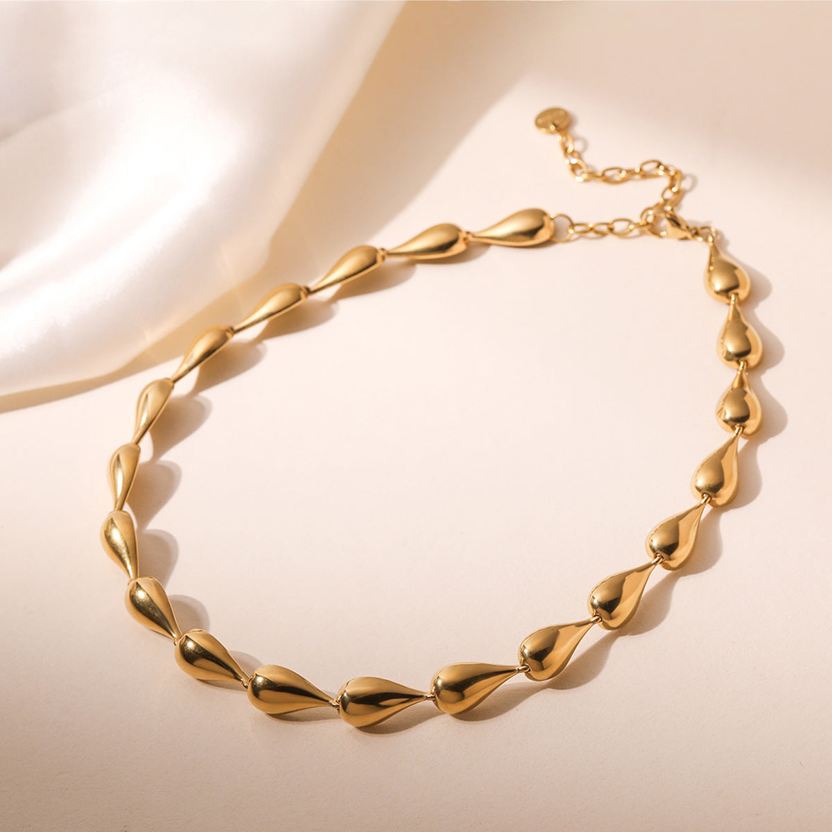 Collana Pendente a Goccia in Acciaio Inossidabile Stile Minimalista da Donna con Placcatura in Oro e Design Geometrico Irregolare