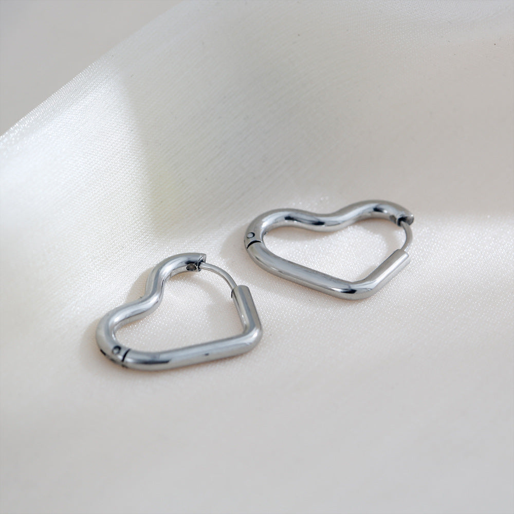 Orecchini a cerchio minimalisti in acciaio inossidabile a forma di cuore con finitura placcata da donna