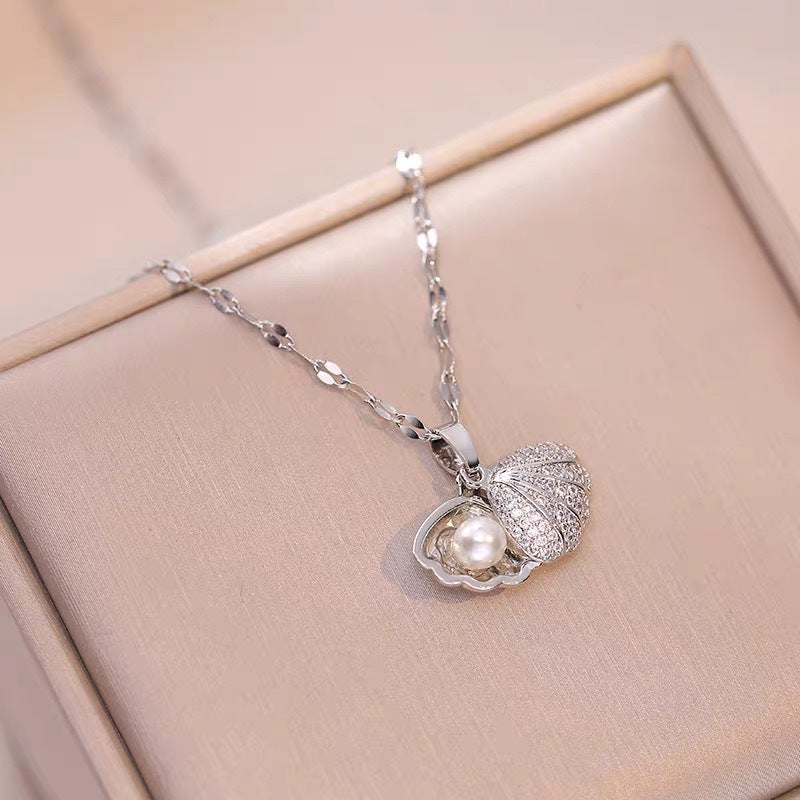 Collana in acciaio al titanio placcato rame con perla intarsiata a forma di fiore vintage e ciondolo a conchiglia irregolare per donna e uomo