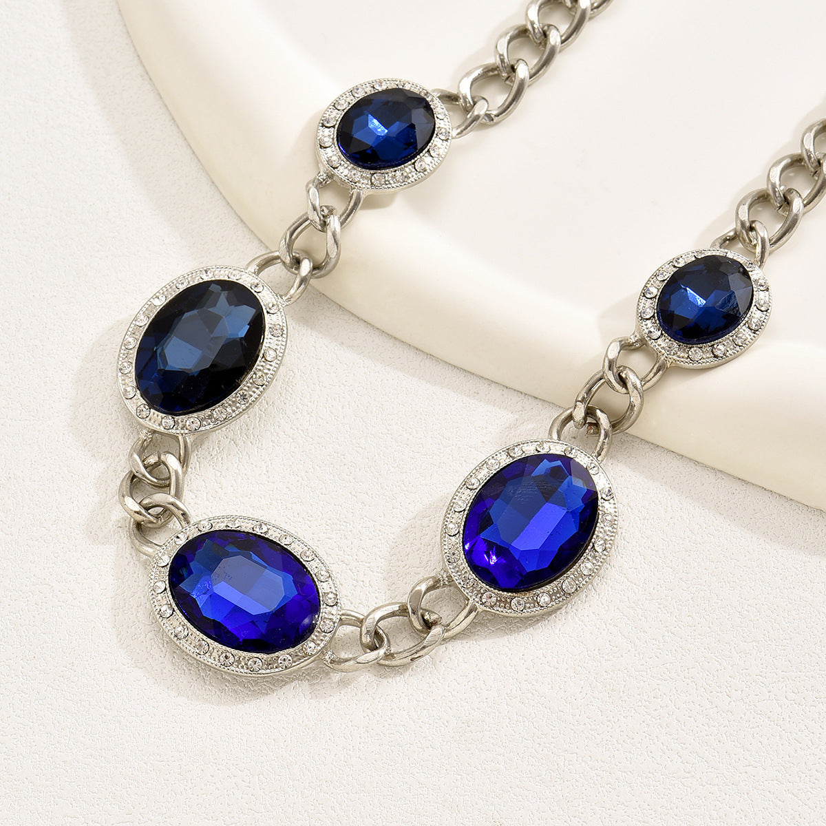 Collar con colgante geométrico en forma de rombo en U minimalista de moda para mujer con cadena de aleación y diamantes de imitación pavé