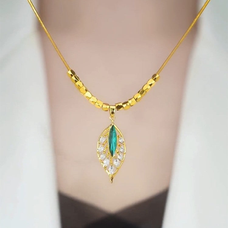 Elegante collar minimalista de hoja verde para mujer, cadena de serpiente de acero titanio con incrustaciones de diamantes de imitación y diseño geométrico