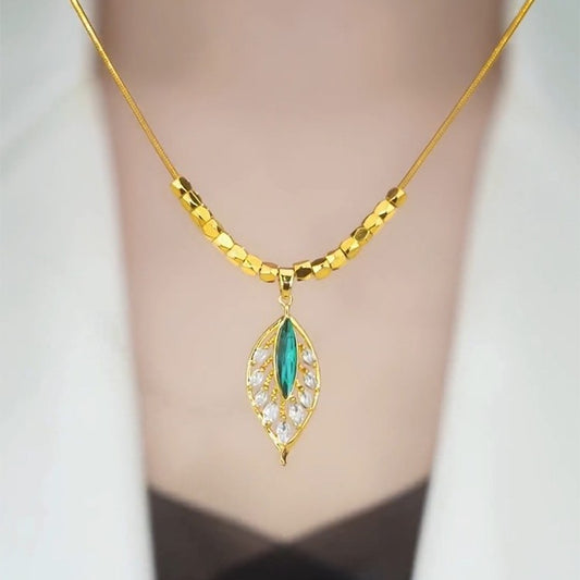 Elegante Collana Minimalista a Ciondolo con Foglia Verde da Donna in Acciaio al Titanio con Catena Snake, Intarsio di Strass e Design Geometrico
