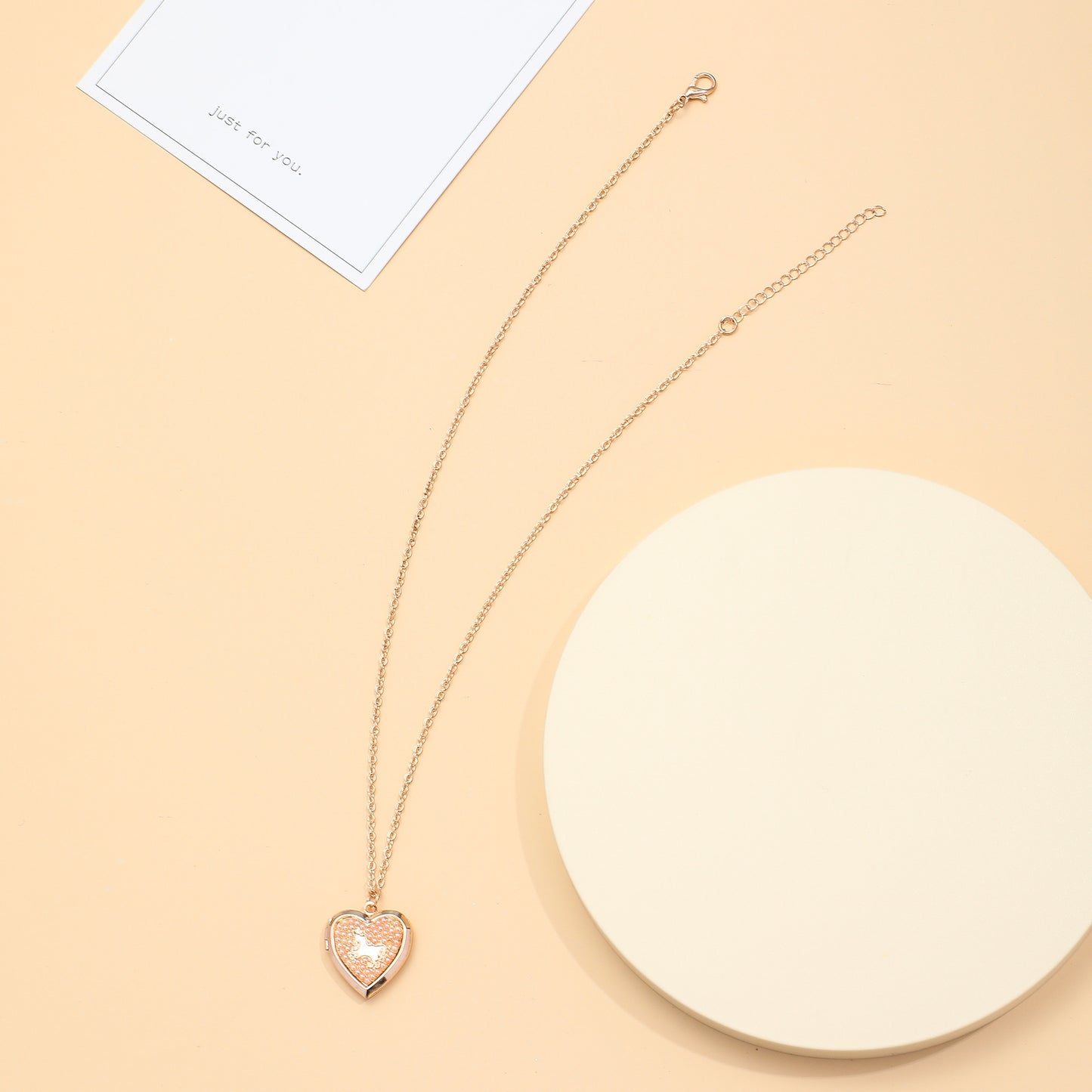 Collar con colgante en forma de corazón estilo dibujo animado para niños, cadena de aleación con incrustaciones de perlas, diseño de relicario que se abre