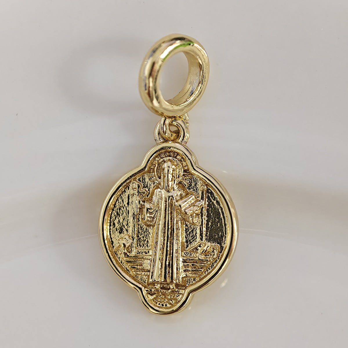 Ciondolo a Lettera Minimalista in Ottone Placcato Oro 18K con Barretta Charm con Zirconia Cubica Incastonata
