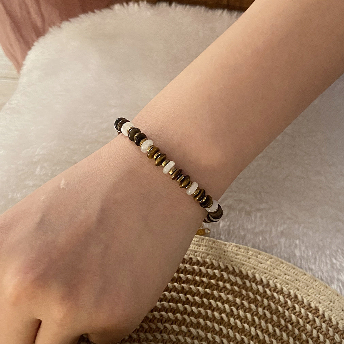 Bracciale da donna con perline occhio di tigre, design originale a cuore e forme geometriche con finitura artigianale