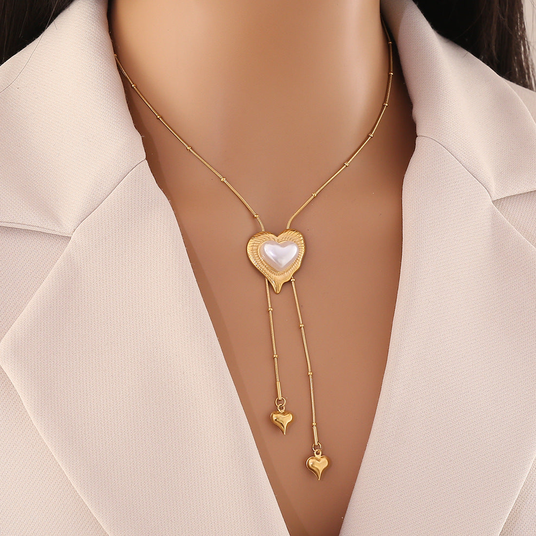 Collana pendente lunga in acciaio inossidabile placcato con cuore e camelia, con nappa, stile ufficio, alla moda, da donna